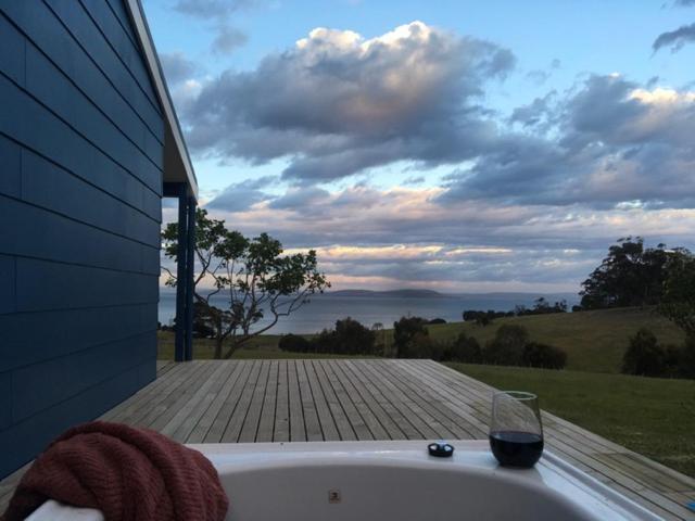 The Woolshed And Farmhouse Blue, Bruny Island Barnes Bay Kültér fotó